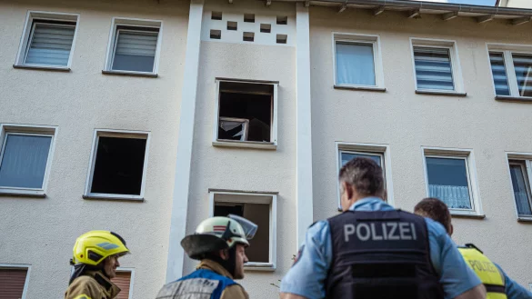 Die geborstenen Fensterscheiben in dem Mehrfamilienhaus sind Spuren des Wohnungsbrandes. - &copy; FreitagTV