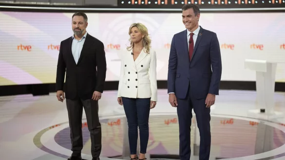 Santiago Abascal (l.-r.), Vorsitzender der rechten Partei Vox, Yolanda Diaz, linke Sumar-Kandidatin f&uuml;r das Amt des Regierungschefs und Pedro Sanchez, aktueller Regierungschef von Spanien und sozialistischer Kandidat bei Wahl am Sonntag - &copy; Bernat Armangue