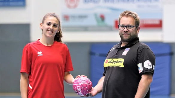 HSG-Trainer Steffen Birkner begr&uuml;&szlig;t seine neue Spielerin Ona Vegu&eacute; in der Halle an der Ulmenallee. - &copy; Oliver K&ouml;nig
