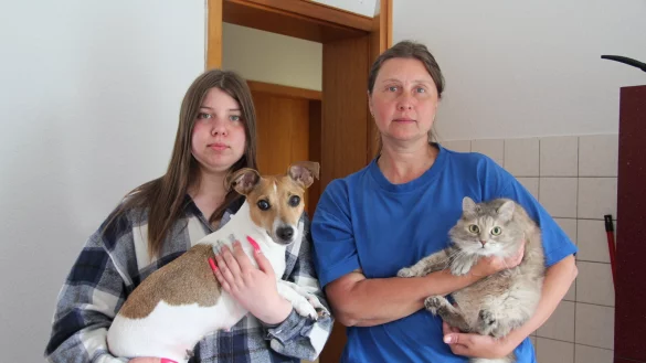 Elvira (links) und ihre Mutter Olena Pelekh suchen eine Wohnung, in der sie auch H&uuml;ndin "Anetta" und Katze "Maus" halten d&uuml;rfen. - &copy; Nadine Uphoff