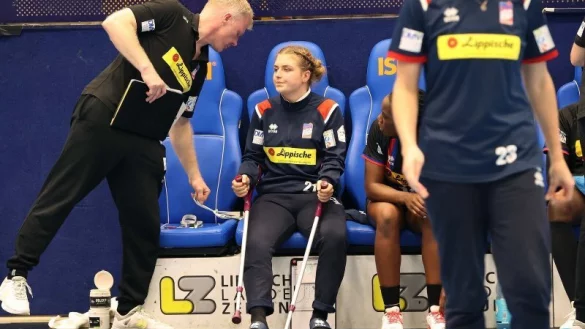 Blombergs Torwarttrainer Ronny Kr&uuml;ger im Dialog mit Nele Franz. Die Spielmacherin f&auml;llt wohl die ganze Saison aus, musste sich erneut operieren lassen. - &copy; Paul Cohen