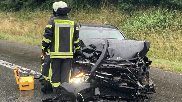 Der Mercedes ist nach dem Unfall auf der A2 ein Wrack. - &copy; Feuerwehr Bad Salzuflen
