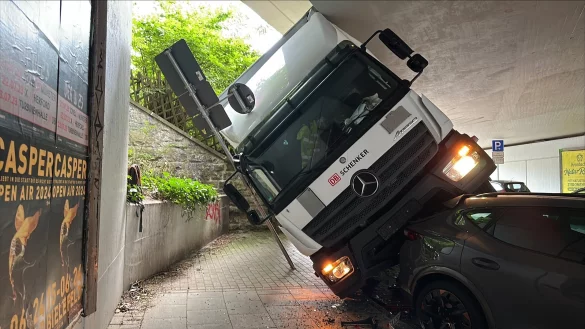 Der Lkw klemmt in Bielefeld unter der Br&uuml;cke fest und muss entfernt werden. - &copy; Stefan Becker