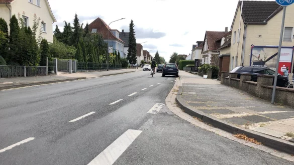 Der Schutzstreifen f&uuml;r Radfahrer entlang der Lageschen Stra&szlig;e in Sch&ouml;tmar soll verl&auml;ngert werden. Das ist eines der Projekte, um das Wegenetz in Bad Salzuflen zu verbessern. - &copy; Thomas Reineke
