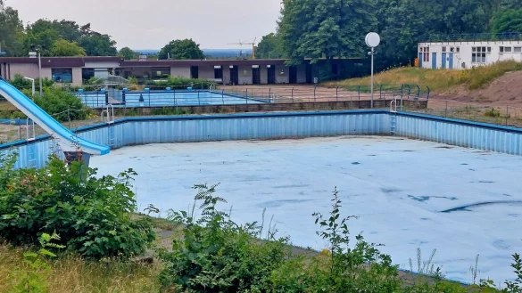 Das Freibad ist leer, das Wasser ist abgelassen. Der Sanierungsfall "Freibad" wird jetzt von den Stadtwerken, die auch f&uuml;r die B&auml;der zust&auml;ndig sind, angegangen. - &copy; Gunter Held