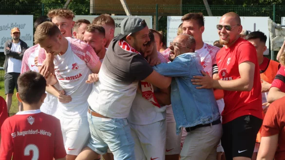 Am letzten Spieltag der Saison 22/23 hat der FC Augustdorf die Meisterschaft und das letzte Tor von Vereinsikone Alexander Eck gefeiert. Wer jubelt im Sommer 2024? - © Sebastian Lucas