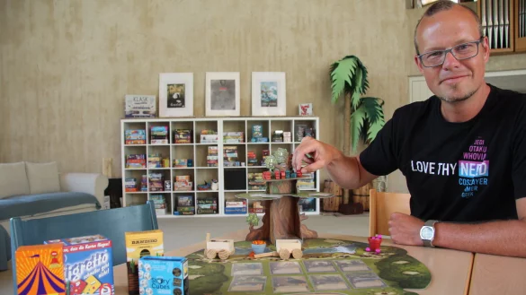 Dominik Remmert ist Vorsitzender des einzigen Brettspielvereins in Lippe. "Spielek&uuml;nstla" wurde erst vor ein paar Wochen gegr&uuml;ndet, das wird bei einer Veranstaltung am Freitag, 14. Juli, gefeiert. - &copy; Nadine Uphoff