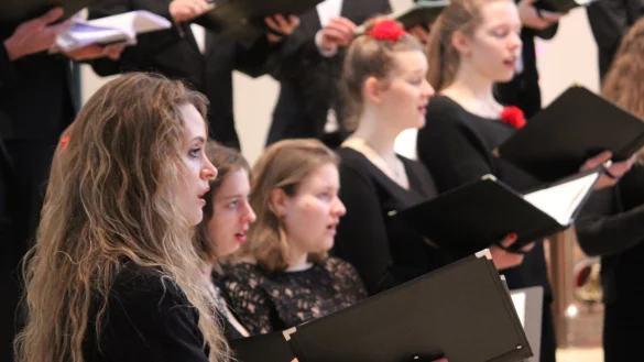 Der Kammerchor singt Brahms abwechselnd mit dem Gesangsquartett. - © HfM/Frank Beyer