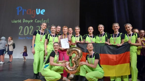 Die T&auml;nzerinnen aus Lippe feiern ihren Erfolg in Prag: (von links, hinten): Mona Soutodeh, Xenia Bomm, Enna Liz Ahlgrimm, Ballettlehrerin Olga Kochanke, Esther Steinwart, Nele Plugge, Mila Lehmann, Marie Luise Beratz, Henrieke Sch&auml;del, Merle Cilsik und im Vordergrund Sophia Stepanova und Celina Reger. - &copy; Ballettschule Olga Kochanke