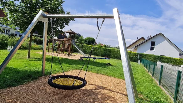 Auf dem Spielplatz in der Schweibachstra&szlig;e in Schieder wurden die Wippe sowie die Nestschaukel ausgetauscht. - &copy; Marianne Schwarzer