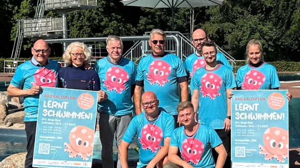Das Akteurs-Bündnis freut sich über den Erfolg des Projektes "Bad Salzuflen lernt Schwimmen": Ralf Hofmeister, Ute Timm, Karl Brandes, Klaus Steinkamp, Frank Wilke-Frenzel, Jan Herrendörfer und Anna-Luisa Rehmeier (stehend von links) sowie Sven Prochnow und Gian-Luca Corona (kniend von links). - © Stadt Bad Salzuflen