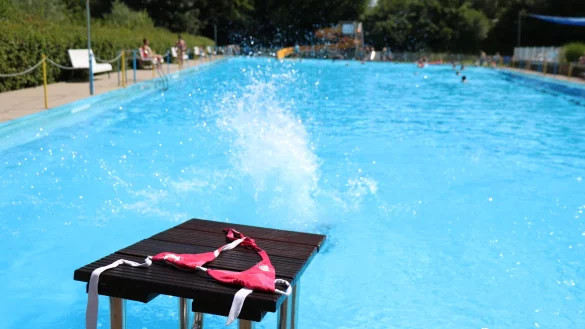 Oben ohne in die Detmolder Freib&auml;der? Im Freibad Berlebeck-Heiligenkirchen ist man geteilter Meinung. - &copy; Alexandra Schaller