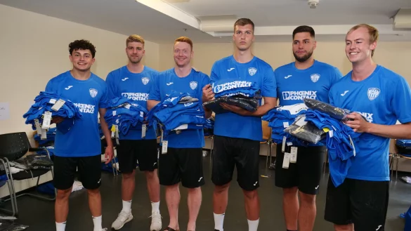 Thomas Houtepen (von links), Leon Goldbecker, Nicolai Theilinger, Oleksii Tomashevskyi, Leos Petrovsky und Leve Carstensen wurden bei der Einkleidung schwer bepackt. - &copy; J&ouml;rg Hagemann