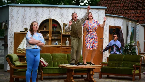 Holen die 80er zur&uuml;ck auf die B&uuml;hne: (von links) Doro Spengler (Jaqueline Birkenfeld), Richard Spengler (Reinald Rohlfs), Maria Spengler (Simone Birkenfeld), und J&uuml;rgen (Marcel Plate). Foto: Nicole Ellerbrake - &copy; Nicole Ellerbrake