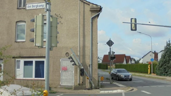 Dieser Ampelmast an der Kreuzung vonrLageschen Stra&szlig;e (B 66), der Stra&szlig;e Am Bergkamp und der Uferstra&szlig;e in H&ouml;rstmar ist umgefahren worden. Polizei und Landesbetrieb Stra&szlig;enbau bitten um Hinweise auf den Verursacher. - &copy; Landesbetrieb Stra&szlig;enbau