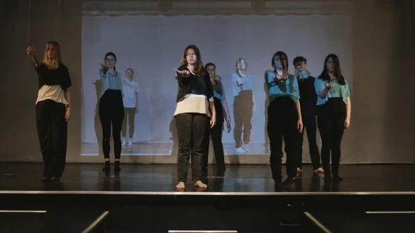 Die Video-Tanz-AG pr&auml;sentiert das St&uuml;ck &bdquo;Wo soll ich suchen?" - &copy; Karla-Raveh-Gesamtschule