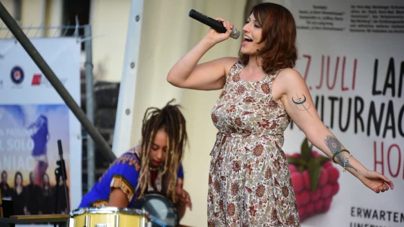 Die Paderborner K&uuml;nstlerin NaDu setzt mit ihrer Musik auch politische Statements. Begleitet wird sie beim Konzert in Horn von der Schlagzeugerin Crazy Naps. - &copy; Nicole Ellerbrake