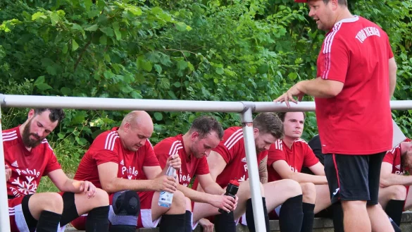 Fr&uuml;hstarter: Heidens Trainer Alexander Grau (rechts) erteilt in der Trinkpause Anweisungen. Zu den Adressaten z&auml;hlt auch Neuzugang Maurice Buse (links). - &copy; J&ouml;rg Hagemann