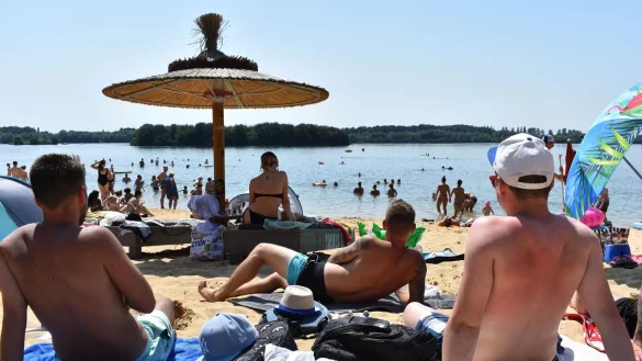 Die Sommerferien starten in NRW und wer in OWL lebt, muss gar nicht weit fahren, um ans Wasser zu kommen: Am Paderborner Lippesee k&ouml;nnen Besucher am Badestrand entspannen und sogar Stand-up-Paddling machen. - &copy; Svenja Ludwig