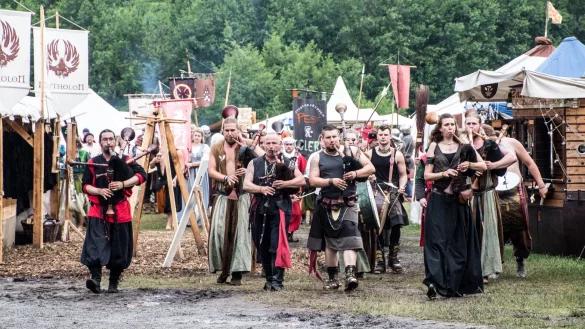 Der Schlo&szlig;platz in Detmold verwandelt sich vom 7. bis zum 9. Juli in einen Mittelaltermarkt. Ritter, Feuerspucker und noch vieles mehr erwartet die Besucher. - &copy; Christian Kessenbrock/Anno Events