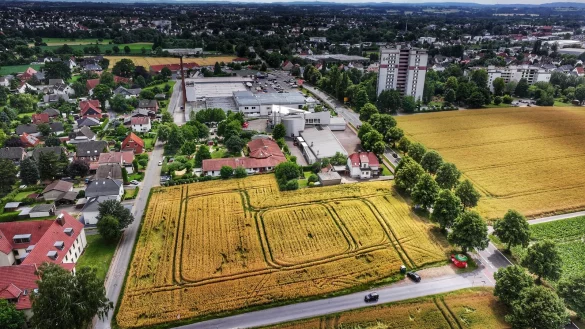 Auf diesem Feld zwischen Feuerwache und AWO Kita (hinten), Tagesklinik (links) und D&uuml;nner Stra&szlig;e (rechts) sollen bald 13 H&auml;user entstehen. - &copy; Gerald Dunkel