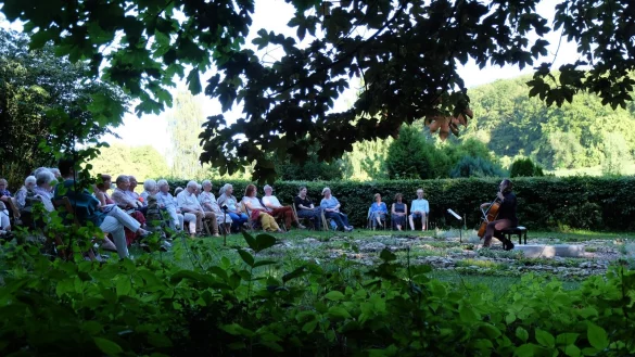 Vortrag und Musik: Zur Er&ouml;ffnung des Klostersommers zog es viele Besucher in den Garten der Stille auf dem Detmolder Kupferberg. - &copy; Klosterlandschaft OWL