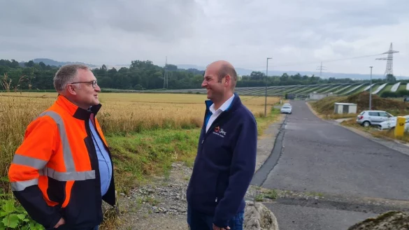 Die Zwei haben Gro&szlig;es vor: Rainer Huneke, Chef des Eigenbetriebes Stra&szlig;enbau (links), und Stephan Pott, Fachgebietsleiter Betriebsdienst Bauh&ouml;fe, freuen sich auf den neuen Bauhof vor den Toren Blombergs. - &copy; Marianne Schwarzer