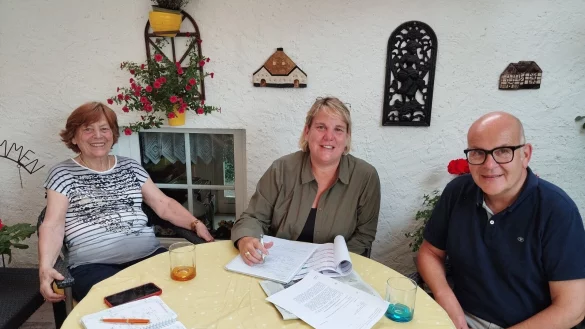 Bewerten das Geschehen in Lage: Gerda Gaus, Martina Hannen und Olaf Henning (von links). - &copy; FDP Lage