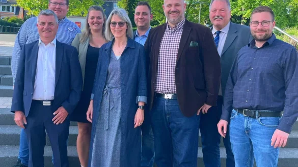 Jobst-Dieter Rodewald-T&ouml;lle mit der neuen CDU-Fraktionsspitze Daniel D&uuml;wel, Steffi Kneese, Caroline Reil, Sven Logermann, Christian Olschewski, Nils L&auml;ger (von links). - &copy; CDU Barntrup