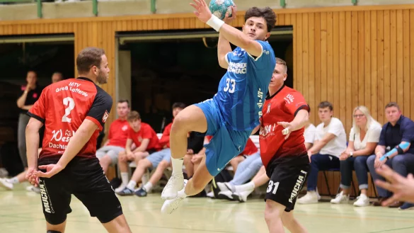 Thomas Houtepen findet die L&uuml;cke in der Abwehr des Verbandsligisten. - &copy; paul cohen