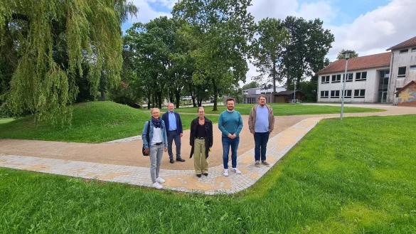 Freuen sich &uuml;ber den neuen Mehrgenerationenpark: (von links) Ute Seidemann vom Bauamt der Gemeinde Kalletal, B&uuml;rgermeister Mario Hecker, Grundschulleiterin Kirsten Pielsticker sowie die Fraktionsvorsitzenden Julian Gerber (CDU) und Florian Sch&ouml;n (B&uuml;ndnis 90/Die Gr&uuml;nen). - &copy; Nadine Uphoff