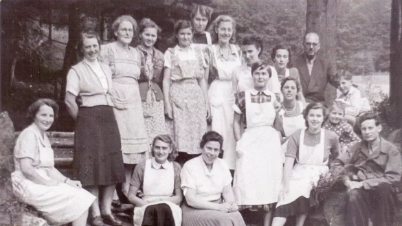 Ein Gruppenfoto des Heimpersonals mit Heimarzt des Hauses Johannaberg in Berlebeck. Unten mittig sitzend mit Faltenrock ist Heimleiterin Gisela Becker zu sehen, rechts hinten im Anzug steht Heimarzt Dr. Lange. Filmemacher Silas Degen sucht weitere ehemalige Mitarbeiter - aber auch ehemalige Verschickungskinder, die in Berlebeck untergebracht waren. - &copy; Repro: Silas Degen