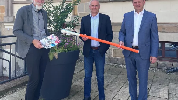 R&uuml;diger Krentz (Wirtschaftsf&ouml;rderer der Stadt Horn-Bad Meinberg), B&uuml;rgermeister Heinz-Dieter Kr&uuml;ger und sewikom-Gesch&auml;ftsf&uuml;hrer Kai Timo Wilke (von links) freuen sich, dass der gef&ouml;rderte Breitbandausbau in Horn-Bad Meinberg abgeschlossen ist. - &copy; Stadt Horn-Bad Meinberg