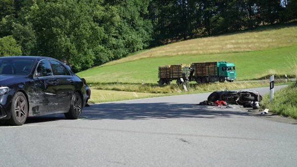 Zu einem schweren Verkehrsunfall kam es in dieser Kurve auf der Niedermeiner Stra&szlig;e am Dienstagnachmittag. - &copy; Freitag TV
