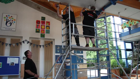 Klaus Krahl (von links), Jeremy Barreto und Torsten Lewecke von der Firma Elektro- und Beleuchtungstechnik Kledtke ziehen einen Kabelkanal f&uuml;r die neue Beleuchtung im Eingangsbereich. - &copy; Nadine Uphoff