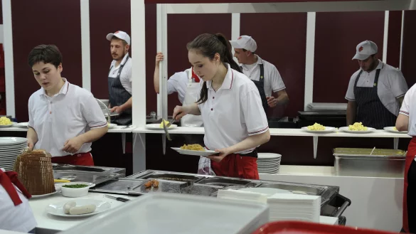 Gastronomie, Einzelhandel und Handwerk geh&ouml;ren zu den Branchen, die Sch&uuml;lern die Gelegenheit f&uuml;r Ferienjobs bieten. Das Foto zeigt einen Blick in eine Gro&szlig;k&uuml;che. - &copy; picture alliance / Sven Simon