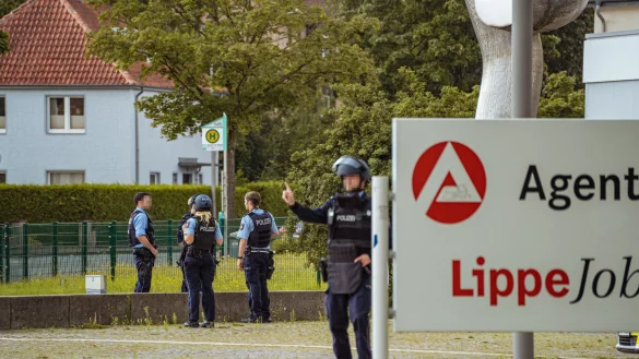 Schwer bewaffnet säumen Polizisten am Dienstagmittag das Gelände der Agentur für Arbeit in der Wittekindstraße. - © Freitag TV
