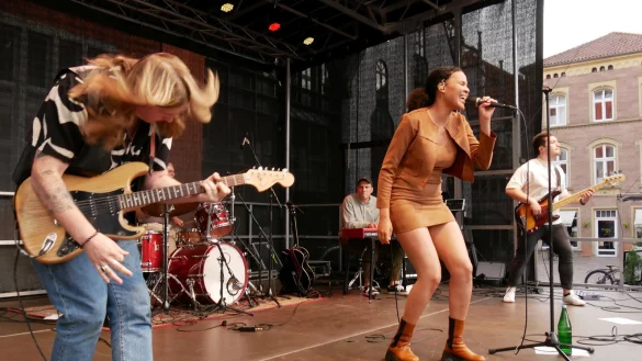 Wildes Gitarrensolo. Die Band begleitet S&auml;ngerin Yasmin Sidibe mit beindruckenden Soloeinlagen. - &copy; Thomas Kr&uuml;gler