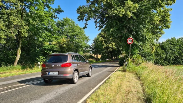 Auf der Rintelner Stra&szlig;e im Bereich der Allee zwischen Eben-Ezer und Luhe gilt seit Ende Mai Tempo 70 statt 100. - &copy; Nadine Uphoff