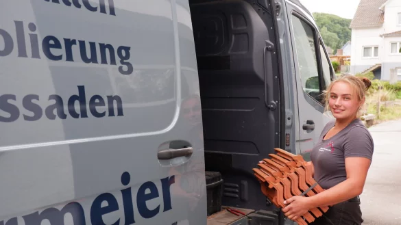 Fabienne Ellermeier arbeitet im Betrieb ihres Vaters Andreas und ist im ganzen Kreisgebeit im Einsatz. - &copy; Lorraine Brinkmann