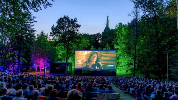 Beim Mondscheinkino auf der Waldb&uuml;hne gibt es eine Zusatz-Vorstellung. - &copy; Friedrich-Wilhelm Gol&uuml;keIm Nieleinen 2532758 Detmoldwww.golueke.net
