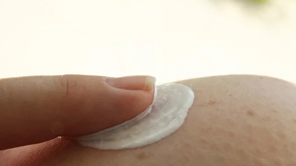 Auch ohne direkte Sonneneinstrahlung ist das Eincremen im Fr&uuml;hsommer unumg&auml;nglich. - &copy; Symbolbild: Pixabay