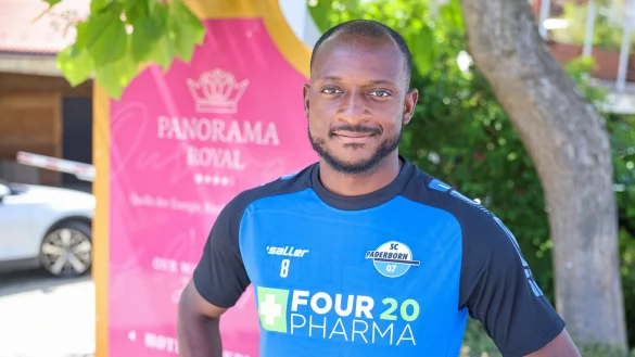 David Kinsombi vor dem Panorama Royal Hotel in Bad H&auml;ring, in dem Paderborns Zweitligakicker ihr Trainingslagerquartier bezogen haben. - &copy; Oliver Krato