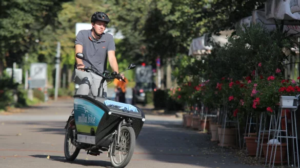 Das Milla-Lastenfahrrad hat einen gr&ouml;&szlig;eren Wendekreis als gewohnt. Aber mit etwas &Uuml;bung und Konzentration klappen auch Kurvenfahrten ohne Probleme. - &copy; Ulf hanke