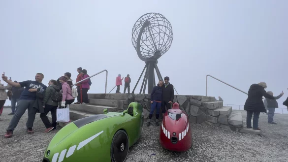 Nach 39 Tagen hatten Stammschr&ouml;er und Horsthemke das Ziel am Nordpolarmeer erreicht: den st&auml;hlernen Globus des Nordkaps. - &copy; Privat