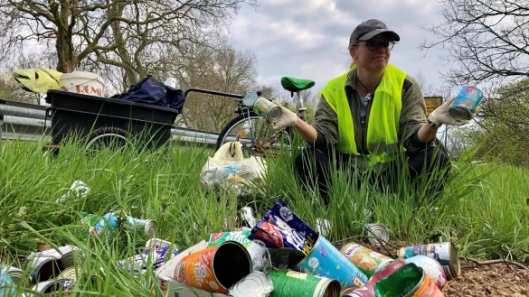 Sabine Weber sammelt leere Katzenfutterdosen an der Lemgoer Stra&szlig;e ein und entsorgt sie ordnungsgem&auml;&szlig;. - &copy; Sven Kienscherf