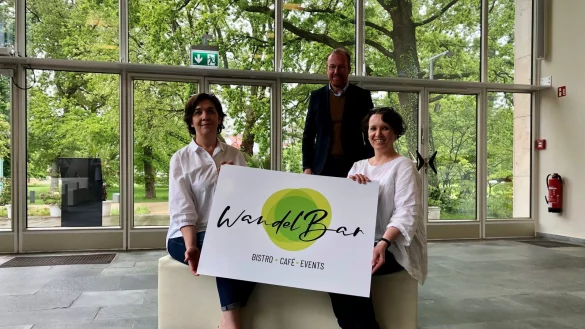 Kerstin Baus (links), Volker Stammer und Simone Rasche zeigen in der Wandelhalle das Logo der &bdquo;WandelBar&ldquo;. Foto: Sven Kienscherf - &copy; Sven Kienscherf