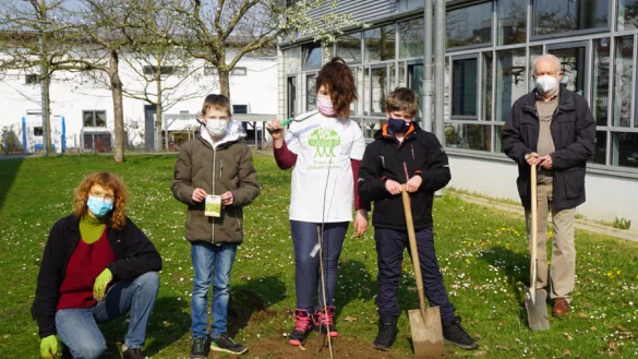 Auf dem Bild von links: Christiane T&uuml;rke, Tom Petig, Miray &Ouml;zcan, Marvin Wessel, Willi Hennebr&uuml;der. - &copy; BUND Lemgo