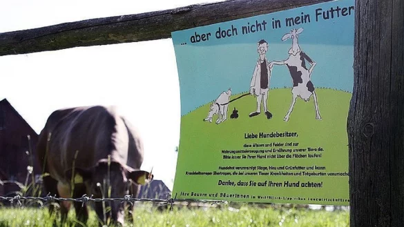 Mit entsprechenden Hinweisschildern macht der Westf&auml;lisch-Lippische Landwirtschaftsverband Jahr f&uuml;r Jahr auf das Problem &bdquo;Hundekot&ldquo; aufmerksam. Archivfoto: Heidi Stork - &copy; Archivfoto: Heidi Stork