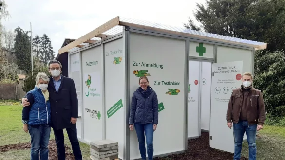 Das Ehepaar Rosemeier aus Berlebeck (links) freut sich &uuml;ber die M&ouml;glichkeit, sich in Heiligenkirchen testen zu lassen. Sabrina Brautlacht von der Firma von Hagen und Marc-Philip Eckstein vom Vogelpark haben die Teststation am Freitagvormittag er&ouml;ffnet. - &copy; Vogelpark Heiligenkirchen